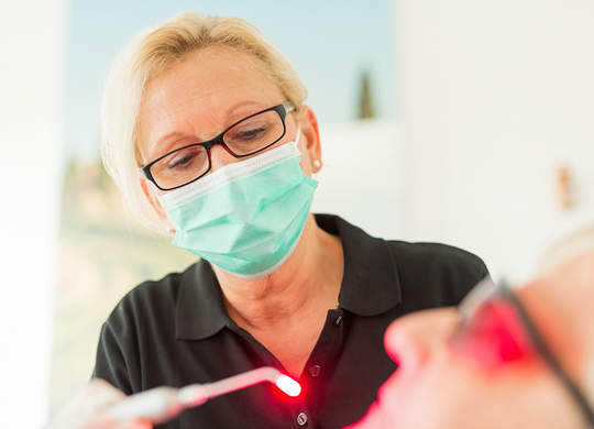 Laserdiagnose zum Schutz vor Karies bei den Zahnärzten am Tor.