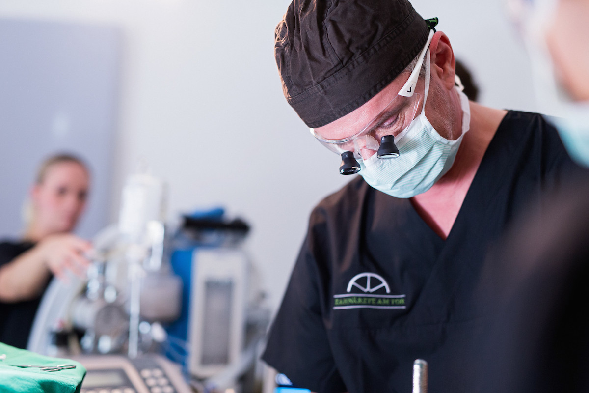 Dr. med. dent. Thorsten Hüttermann entfernt entzündetes Kieferknochengewebe Behandlung entzündeter Kieferknochen in Oberhausen
