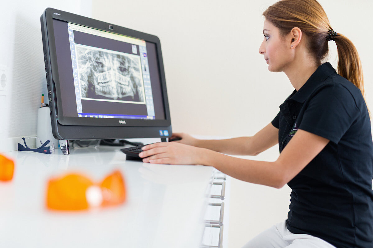 Mit 3D Röntgen wird der Implantologie Eingriff geplant Implantologe Dr. Med Thorsten Hüttermann in Oberhausen plant Implantate mit 3D Röntgen.